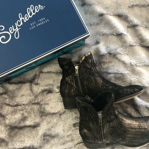 Gorgeous Seychelles Booties In Black Metallic ⚡